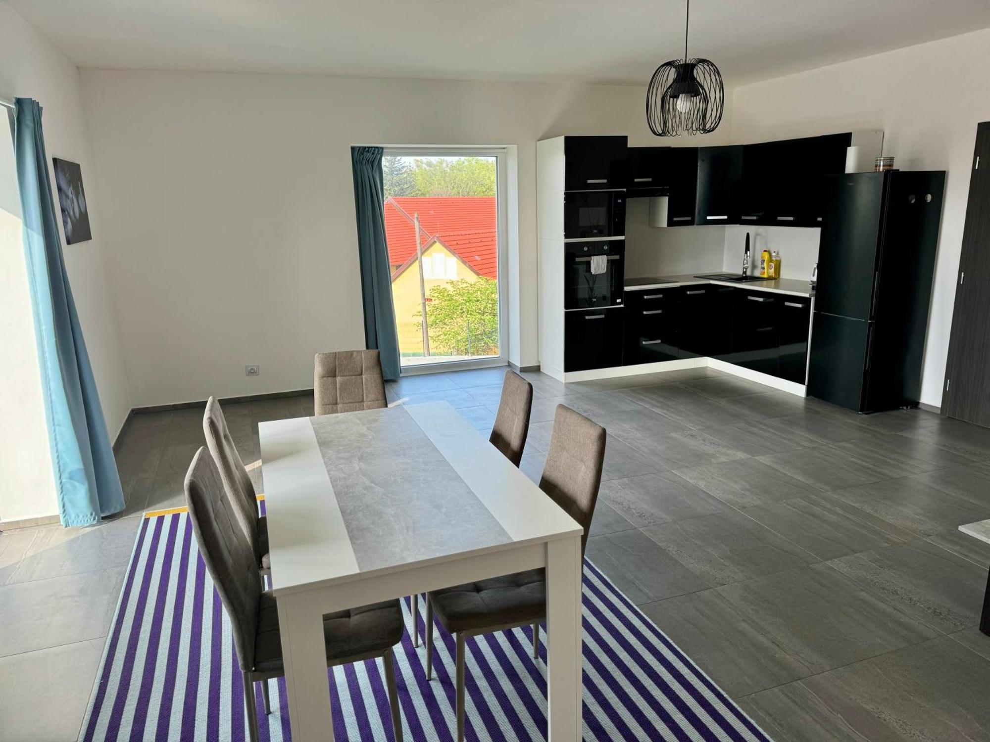 Byt Apartman 74M2 Vyhled Klid Priroda ปราก ภายนอก รูปภาพ